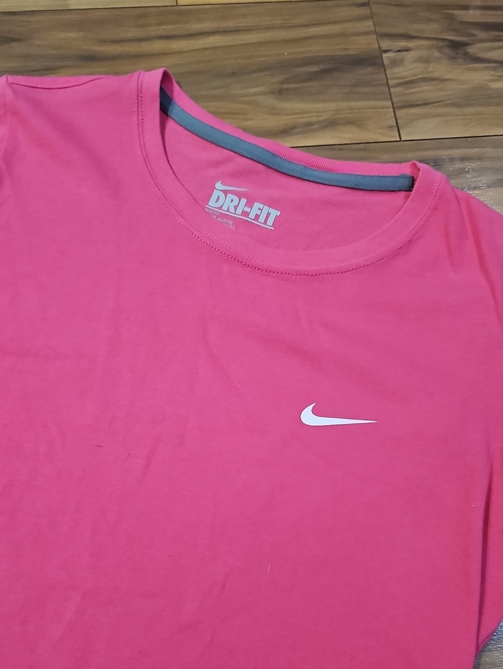 Nike Women's Medium Slim Fit Hot Pink Short-Sleeve Dri-FIT Tee - Picture 4 of 5